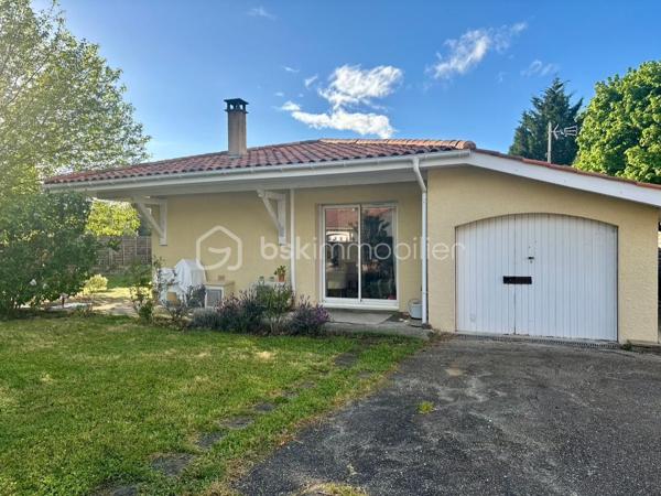 Cestas Bourg

Maison familiale T6 de plain-pied de 143 m², avec un garage attenant et une dépendance aménagée de 38m². 
Le bien se situe sur un grand terrain arboré de 1162 m2 et jouit d'une grande piscine de 10m x 4m sans vis à vis. 

Construite en 1988, la bâtisse a connu une extension en 1997, et la piscine date de 2003 ( filtre à sable + traitement au chlore), comme la dépendance avec coin salon/cuisine, une chambre, une salle d eau et jardinet pouvant être loué ou accueillir des proches.

Cette agréable maison propose une pièce à vivre lumineuse ( 2 baies vitrées) agrémentée d'une cheminée à insert avec diffusion de chaleur, et de sa cuisine ouverte (50m² en tout). 
Elle dispose de 2 grandes chambres de 15 m², d'une suite parentale ( 13m²) avec salle de bain et d'une dernière chambre de 11 m² environ. 
En plus d'un bureau de 11m², elle possède une deuxième salle de bain avec douche et WC, et d'un autre WC indépendant. 

Une grande terrasse donnant sur le jardin sans vis à vis permet de profiter de moments agréables autour du barbecue en pierre et non loin de la piscine. 

La cuisine donne également sur une autre terrasse permettant la rentrée facile des courses sorties directement de la voiture.

Chauffage : pompe à chaleur air- air à reviser + cheminée . Climatisation par pompe à chaleur également. 

Dans le jardin, un enclos a été aménagé pour accueillir poules et lapins à votre convenance. 

La dépendance aménagée donne sur une petite terrasse privative. 

Ce bien conviendra à une famille avec enfants désireuse de profiter du calme tout en étant proche de toutes les commodités dans un quartier paisible,  proche du centre ville ( 15 min à pied ) et proche d'une belle forêt et de toutes les commodités : école, collège, commerces, cinéma, centres médicaux. 
Une aire de jeux pour les enfants se trouve également à proximité. 
La gare se trouve à 12 min en voiture.

A visiter sans tarder !