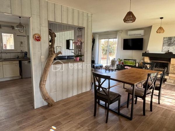 Cestas Bourg

Maison familiale T6 de plain-pied de 143 m², avec un garage attenant et une dépendance aménagée de 38m². 
Le bien se situe sur un grand terrain arboré de 1162 m2 et jouit d'une grande piscine de 10m x 4m sans vis à vis. 

Construite en 1988, la bâtisse a connu une extension en 1997, et la piscine date de 2003 ( filtre à sable + traitement au chlore), comme la dépendance avec coin salon/cuisine, une chambre, une salle d eau et jardinet pouvant être loué ou accueillir des proches.

Cette agréable maison propose une pièce à vivre lumineuse ( 2 baies vitrées) agrémentée d'une cheminée à insert avec diffusion de chaleur, et de sa cuisine ouverte (50m² en tout). 
Elle dispose de 2 grandes chambres de 15 m², d'une suite parentale ( 13m²) avec salle de bain et d'une dernière chambre de 11 m² environ. 
En plus d'un bureau de 11m², elle possède une deuxième salle de bain avec douche et WC, et d'un autre WC indépendant. 

Une grande terrasse donnant sur le jardin sans vis à vis permet de profiter de moments agréables autour du barbecue en pierre et non loin de la piscine. 

La cuisine donne également sur une autre terrasse permettant la rentrée facile des courses sorties directement de la voiture.

Chauffage : pompe à chaleur air- air à reviser + cheminée . Climatisation par pompe à chaleur également. 

Dans le jardin, un enclos a été aménagé pour accueillir poules et lapins à votre convenance. 

La dépendance aménagée donne sur une petite terrasse privative. 

Ce bien conviendra à une famille avec enfants désireuse de profiter du calme tout en étant proche de toutes les commodités dans un quartier paisible,  proche du centre ville ( 15 min à pied ) et proche d'une belle forêt et de toutes les commodités : école, collège, commerces, cinéma, centres médicaux. 
Une aire de jeux pour les enfants se trouve également à proximité. 
La gare se trouve à 12 min en voiture.

A visiter sans tarder !
