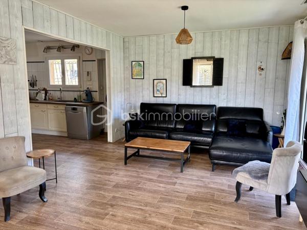 Cestas Bourg

Maison familiale T6 de plain-pied de 143 m², avec un garage attenant et une dépendance aménagée de 38m². 
Le bien se situe sur un grand terrain arboré de 1162 m2 et jouit d'une grande piscine de 10m x 4m sans vis à vis. 

Construite en 1988, la bâtisse a connu une extension en 1997, et la piscine date de 2003 ( filtre à sable + traitement au chlore), comme la dépendance avec coin salon/cuisine, une chambre, une salle d eau et jardinet pouvant être loué ou accueillir des proches.

Cette agréable maison propose une pièce à vivre lumineuse ( 2 baies vitrées) agrémentée d'une cheminée à insert avec diffusion de chaleur, et de sa cuisine ouverte (50m² en tout). 
Elle dispose de 2 grandes chambres de 15 m², d'une suite parentale ( 13m²) avec salle de bain et d'une dernière chambre de 11 m² environ. 
En plus d'un bureau de 11m², elle possède une deuxième salle de bain avec douche et WC, et d'un autre WC indépendant. 

Une grande terrasse donnant sur le jardin sans vis à vis permet de profiter de moments agréables autour du barbecue en pierre et non loin de la piscine. 

La cuisine donne également sur une autre terrasse permettant la rentrée facile des courses sorties directement de la voiture.

Chauffage : pompe à chaleur air- air à reviser + cheminée . Climatisation par pompe à chaleur également. 

Dans le jardin, un enclos a été aménagé pour accueillir poules et lapins à votre convenance. 

La dépendance aménagée donne sur une petite terrasse privative. 

Ce bien conviendra à une famille avec enfants désireuse de profiter du calme tout en étant proche de toutes les commodités dans un quartier paisible,  proche du centre ville ( 15 min à pied ) et proche d'une belle forêt et de toutes les commodités : école, collège, commerces, cinéma, centres médicaux. 
Une aire de jeux pour les enfants se trouve également à proximité. 
La gare se trouve à 12 min en voiture.

A visiter sans tarder !