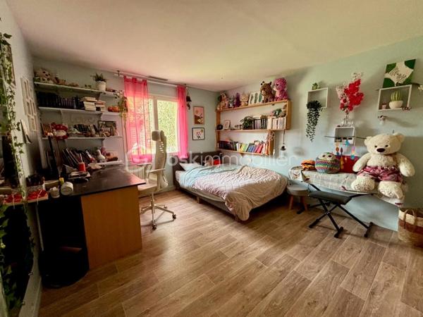 Cestas Bourg

Maison familiale T6 de plain-pied de 143 m², avec un garage attenant et une dépendance aménagée de 38m². 
Le bien se situe sur un grand terrain arboré de 1162 m2 et jouit d'une grande piscine de 10m x 4m sans vis à vis. 

Construite en 1988, la bâtisse a connu une extension en 1997, et la piscine date de 2003 ( filtre à sable + traitement au chlore), comme la dépendance avec coin salon/cuisine, une chambre, une salle d eau et jardinet pouvant être loué ou accueillir des proches.

Cette agréable maison propose une pièce à vivre lumineuse ( 2 baies vitrées) agrémentée d'une cheminée à insert avec diffusion de chaleur, et de sa cuisine ouverte (50m² en tout). 
Elle dispose de 2 grandes chambres de 15 m², d'une suite parentale ( 13m²) avec salle de bain et d'une dernière chambre de 11 m² environ. 
En plus d'un bureau de 11m², elle possède une deuxième salle de bain avec douche et WC, et d'un autre WC indépendant. 

Une grande terrasse donnant sur le jardin sans vis à vis permet de profiter de moments agréables autour du barbecue en pierre et non loin de la piscine. 

La cuisine donne également sur une autre terrasse permettant la rentrée facile des courses sorties directement de la voiture.

Chauffage : pompe à chaleur air- air à reviser + cheminée . Climatisation par pompe à chaleur également. 

Dans le jardin, un enclos a été aménagé pour accueillir poules et lapins à votre convenance. 

La dépendance aménagée donne sur une petite terrasse privative. 

Ce bien conviendra à une famille avec enfants désireuse de profiter du calme tout en étant proche de toutes les commodités dans un quartier paisible,  proche du centre ville ( 15 min à pied ) et proche d'une belle forêt et de toutes les commodités : école, collège, commerces, cinéma, centres médicaux. 
Une aire de jeux pour les enfants se trouve également à proximité. 
La gare se trouve à 12 min en voiture.

A visiter sans tarder !