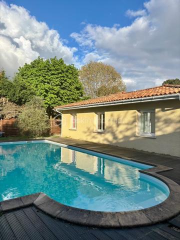 Cestas Bourg

Maison familiale T6 de plain-pied de 143 m², avec un garage attenant et une dépendance aménagée de 38m². 
Le bien se situe sur un grand terrain arboré de 1162 m2 et jouit d'une grande piscine de 10m x 4m sans vis à vis. 

Construite en 1988, la bâtisse a connu une extension en 1997, et la piscine date de 2003 ( filtre à sable + traitement au chlore), comme la dépendance avec coin salon/cuisine, une chambre, une salle d eau et jardinet pouvant être loué ou accueillir des proches.

Cette agréable maison propose une pièce à vivre lumineuse ( 2 baies vitrées) agrémentée d'une cheminée à insert avec diffusion de chaleur, et de sa cuisine ouverte (50m² en tout). 
Elle dispose de 2 grandes chambres de 15 m², d'une suite parentale ( 13m²) avec salle de bain et d'une dernière chambre de 11 m² environ. 
En plus d'un bureau de 11m², elle possède une deuxième salle de bain avec douche et WC, et d'un autre WC indépendant. 

Une grande terrasse donnant sur le jardin sans vis à vis permet de profiter de moments agréables autour du barbecue en pierre et non loin de la piscine. 

La cuisine donne également sur une autre terrasse permettant la rentrée facile des courses sorties directement de la voiture.

Chauffage : pompe à chaleur air- air à reviser + cheminée . Climatisation par pompe à chaleur également. 

Dans le jardin, un enclos a été aménagé pour accueillir poules et lapins à votre convenance. 

La dépendance aménagée donne sur une petite terrasse privative. 

Ce bien conviendra à une famille avec enfants désireuse de profiter du calme tout en étant proche de toutes les commodités dans un quartier paisible,  proche du centre ville ( 15 min à pied ) et proche d'une belle forêt et de toutes les commodités : école, collège, commerces, cinéma, centres médicaux. 
Une aire de jeux pour les enfants se trouve également à proximité. 
La gare se trouve à 12 min en voiture.

A visiter sans tarder !