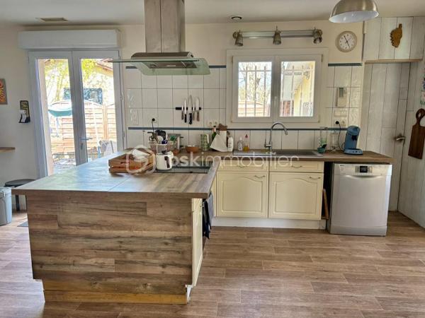 Cestas Bourg

Maison familiale T6 de plain-pied de 143 m², avec un garage attenant et une dépendance aménagée de 38m². 
Le bien se situe sur un grand terrain arboré de 1162 m2 et jouit d'une grande piscine de 10m x 4m sans vis à vis. 

Construite en 1988, la bâtisse a connu une extension en 1997, et la piscine date de 2003 ( filtre à sable + traitement au chlore), comme la dépendance avec coin salon/cuisine, une chambre, une salle d eau et jardinet pouvant être loué ou accueillir des proches.

Cette agréable maison propose une pièce à vivre lumineuse ( 2 baies vitrées) agrémentée d'une cheminée à insert avec diffusion de chaleur, et de sa cuisine ouverte (50m² en tout). 
Elle dispose de 2 grandes chambres de 15 m², d'une suite parentale ( 13m²) avec salle de bain et d'une dernière chambre de 11 m² environ. 
En plus d'un bureau de 11m², elle possède une deuxième salle de bain avec douche et WC, et d'un autre WC indépendant. 

Une grande terrasse donnant sur le jardin sans vis à vis permet de profiter de moments agréables autour du barbecue en pierre et non loin de la piscine. 

La cuisine donne également sur une autre terrasse permettant la rentrée facile des courses sorties directement de la voiture.

Chauffage : pompe à chaleur air- air à reviser + cheminée . Climatisation par pompe à chaleur également. 

Dans le jardin, un enclos a été aménagé pour accueillir poules et lapins à votre convenance. 

La dépendance aménagée donne sur une petite terrasse privative. 

Ce bien conviendra à une famille avec enfants désireuse de profiter du calme tout en étant proche de toutes les commodités dans un quartier paisible,  proche du centre ville ( 15 min à pied ) et proche d'une belle forêt et de toutes les commodités : école, collège, commerces, cinéma, centres médicaux. 
Une aire de jeux pour les enfants se trouve également à proximité. 
La gare se trouve à 12 min en voiture.

A visiter sans tarder !