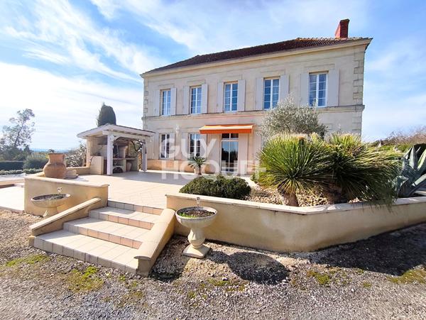Maison bourgeoise avec dépendances et piscine