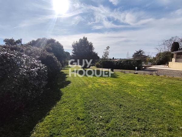 Maison bourgeoise avec dépendances et piscine