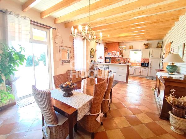 Maison bourgeoise avec dépendances et piscine