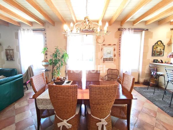 Maison bourgeoise avec dépendances et piscine