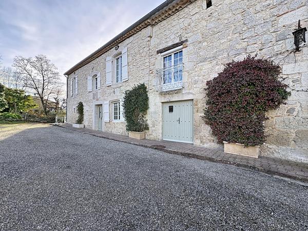 LAPLUME - Ensemble immobilier de caractère de 300 m² avec dépendance (Gîte) , garage, piscine, terrain dominant de 3600 m² environ.