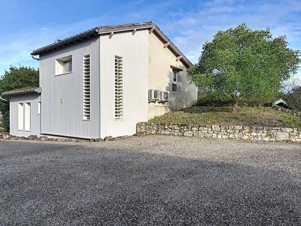 LAPLUME - Ensemble immobilier de caractère de 300 m² avec dépendance (Gîte) , garage, piscine, terrain dominant de 3600 m² environ.
