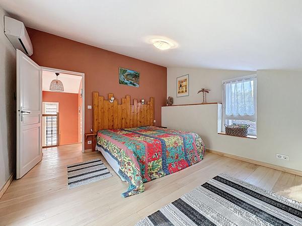 LAPLUME - Ensemble immobilier de caractère de 300 m² avec dépendance (Gîte) , garage, piscine, terrain dominant de 3600 m² environ.