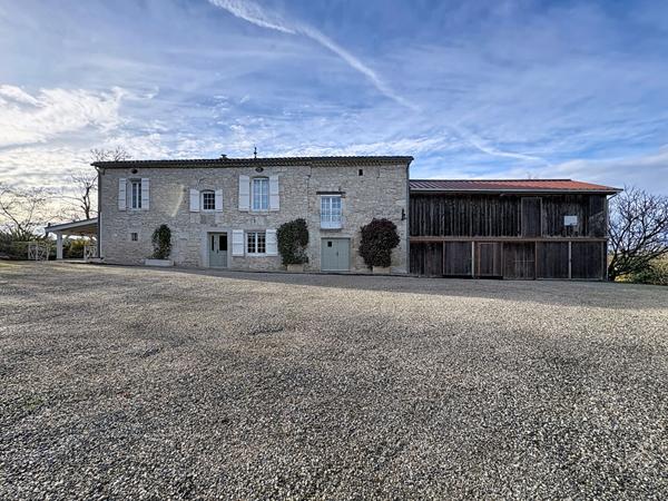 LAPLUME - Ensemble immobilier de caractère de 300 m² avec dépendance (Gîte) , garage, piscine, terrain dominant de 3600 m² environ.