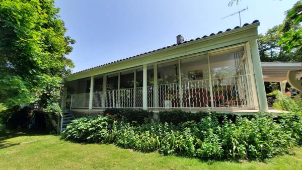 LAPLUME - Ensemble immobilier de caractère de 300 m² avec dépendance (Gîte) , garage, piscine, terrain dominant de 3600 m² environ.