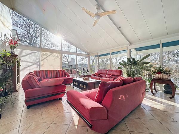 LAPLUME - Ensemble immobilier de caractère de 300 m² avec dépendance (Gîte) , garage, piscine, terrain dominant de 3600 m² environ.