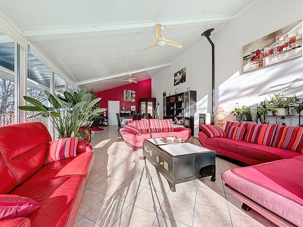 LAPLUME - Ensemble immobilier de caractère de 300 m² avec dépendance (Gîte) , garage, piscine, terrain dominant de 3600 m² environ.