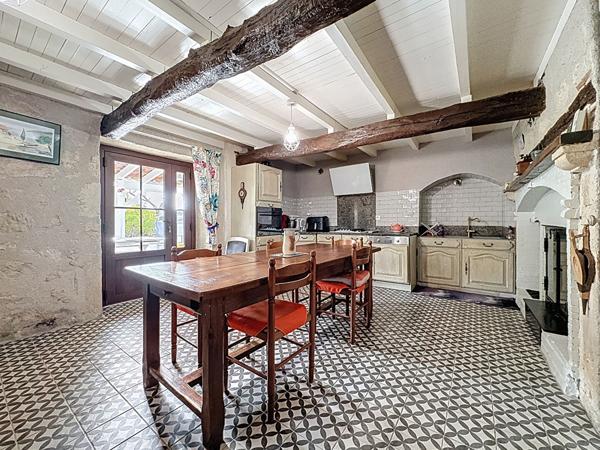 LAPLUME - Ensemble immobilier de caractère de 300 m² avec dépendance (Gîte) , garage, piscine, terrain dominant de 3600 m² environ.