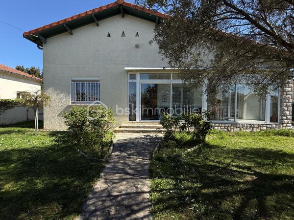 Anna MORRA vous propose en exclusivité, à deux pas du centre-ville de Cugnaux et de toutes les commodités, dans une impasse calme et recherchée, cette agréable maison familiale construite en 1970 offrant environ 159 m² habitables sur une parcelle clôturée et arborée de 512 m².

Cette maison peut aussi bien convenir à une petite famille souhaitant profiter principalement d’un confortable espace de plain-pied d’environ 103 m² qu’à une grande famille désireuse d’exploiter pleinement les volumes supplémentaires offerts par les combles.

Le rez-de-chaussée se compose d’une véranda exposée plein Sud, d’une cuisine séparée aménagée et équipée, ainsi que d’un salon/salle à manger chaleureux avec cheminée et climatisation donnant accès à la véranda. L’espace nuit propose trois chambres, dont une chambre climatisée de 16 m², ainsi qu’une salle d’eau, un WC indépendant et un espace buanderie donnant accès aux combles.

Les combles, réalisés sur hourdis béton et déjà partiellement aménagés, offrent un très beau potentiel supplémentaire. Ils se composent d’une grande pièce de plus de 35 m² avec deux velux, d’une seconde pièce d’environ 12 m² ainsi que d’un espace avec WC pouvant accueillir une future salle de bains.

Des travaux de rénovation et l’installation d’un système de chauffage seront à prévoir afin d’exploiter pleinement cet étage selon vos besoins et vos envies, que ce soit pour accueillir une grande famille, créer une suite parentale, un espace télétravail ou simplement bénéficier d’une surface supplémentaire.

À l’extérieur, vous profiterez d’un jardin entièrement clos et arboré avec puits et arrosage automatique, ainsi que d’un garage de 35 m² avec portail électrique.

Les prestations complémentaires telles que les fenêtres PVC double vitrage, les volets roulants électriques, la véranda double vitrage avec store électrique, la climatisation et le chauffage au gaz apportent un réel confort au quotidien.

Une maison aux beaux volumes et au fort potentiel, idéale pour une famille recherchant espace, calme et proximité immédiate des commodités.
A voir sans tarder
