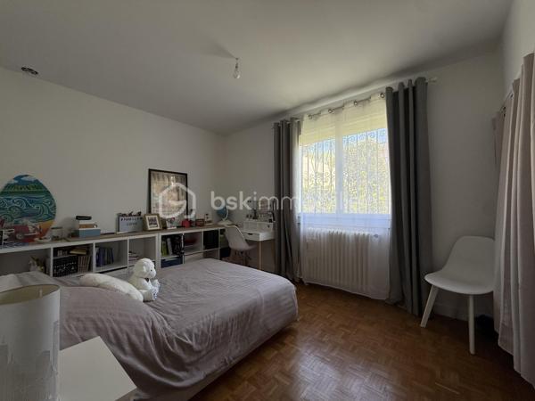 Anna MORRA vous propose en exclusivité, à deux pas du centre-ville de Cugnaux et de toutes les commodités, dans une impasse calme et recherchée, cette agréable maison familiale construite en 1970 offrant environ 159 m² habitables sur une parcelle clôturée et arborée de 512 m².

Cette maison peut aussi bien convenir à une petite famille souhaitant profiter principalement d’un confortable espace de plain-pied d’environ 103 m² qu’à une grande famille désireuse d’exploiter pleinement les volumes supplémentaires offerts par les combles.

Le rez-de-chaussée se compose d’une véranda exposée plein Sud, d’une cuisine séparée aménagée et équipée, ainsi que d’un salon/salle à manger chaleureux avec cheminée et climatisation donnant accès à la véranda. L’espace nuit propose trois chambres, dont une chambre climatisée de 16 m², ainsi qu’une salle d’eau, un WC indépendant et un espace buanderie donnant accès aux combles.

Les combles, réalisés sur hourdis béton et déjà partiellement aménagés, offrent un très beau potentiel supplémentaire. Ils se composent d’une grande pièce de plus de 35 m² avec deux velux, d’une seconde pièce d’environ 12 m² ainsi que d’un espace avec WC pouvant accueillir une future salle de bains.

Des travaux de rénovation et l’installation d’un système de chauffage seront à prévoir afin d’exploiter pleinement cet étage selon vos besoins et vos envies, que ce soit pour accueillir une grande famille, créer une suite parentale, un espace télétravail ou simplement bénéficier d’une surface supplémentaire.

À l’extérieur, vous profiterez d’un jardin entièrement clos et arboré avec puits et arrosage automatique, ainsi que d’un garage de 35 m² avec portail électrique.

Les prestations complémentaires telles que les fenêtres PVC double vitrage, les volets roulants électriques, la véranda double vitrage avec store électrique, la climatisation et le chauffage au gaz apportent un réel confort au quotidien.

Une maison aux beaux volumes et au fort potentiel, idéale pour une famille recherchant espace, calme et proximité immédiate des commodités.
A voir sans tarder