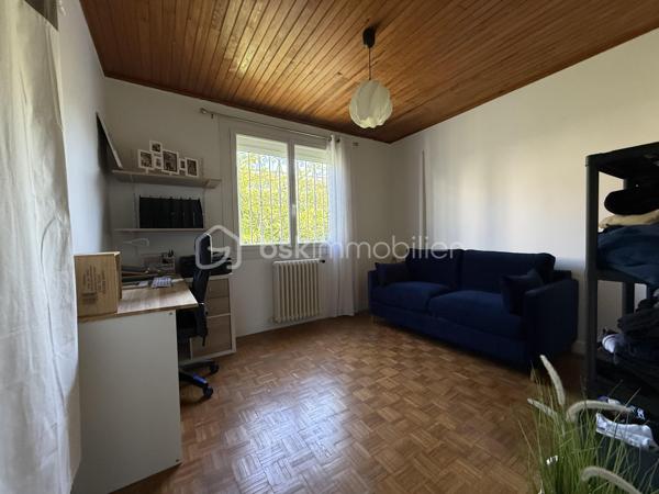 Anna MORRA vous propose en exclusivité, à deux pas du centre-ville de Cugnaux et de toutes les commodités, dans une impasse calme et recherchée, cette agréable maison familiale construite en 1970 offrant environ 159 m² habitables sur une parcelle clôturée et arborée de 512 m².

Cette maison peut aussi bien convenir à une petite famille souhaitant profiter principalement d’un confortable espace de plain-pied d’environ 103 m² qu’à une grande famille désireuse d’exploiter pleinement les volumes supplémentaires offerts par les combles.

Le rez-de-chaussée se compose d’une véranda exposée plein Sud, d’une cuisine séparée aménagée et équipée, ainsi que d’un salon/salle à manger chaleureux avec cheminée et climatisation donnant accès à la véranda. L’espace nuit propose trois chambres, dont une chambre climatisée de 16 m², ainsi qu’une salle d’eau, un WC indépendant et un espace buanderie donnant accès aux combles.

Les combles, réalisés sur hourdis béton et déjà partiellement aménagés, offrent un très beau potentiel supplémentaire. Ils se composent d’une grande pièce de plus de 35 m² avec deux velux, d’une seconde pièce d’environ 12 m² ainsi que d’un espace avec WC pouvant accueillir une future salle de bains.

Des travaux de rénovation et l’installation d’un système de chauffage seront à prévoir afin d’exploiter pleinement cet étage selon vos besoins et vos envies, que ce soit pour accueillir une grande famille, créer une suite parentale, un espace télétravail ou simplement bénéficier d’une surface supplémentaire.

À l’extérieur, vous profiterez d’un jardin entièrement clos et arboré avec puits et arrosage automatique, ainsi que d’un garage de 35 m² avec portail électrique.

Les prestations complémentaires telles que les fenêtres PVC double vitrage, les volets roulants électriques, la véranda double vitrage avec store électrique, la climatisation et le chauffage au gaz apportent un réel confort au quotidien.

Une maison aux beaux volumes et au fort potentiel, idéale pour une famille recherchant espace, calme et proximité immédiate des commodités.
A voir sans tarder