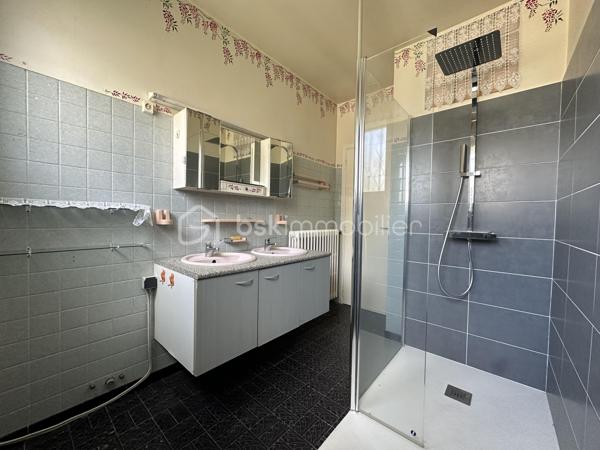 Anna MORRA vous propose en exclusivité, à deux pas du centre-ville de Cugnaux et de toutes les commodités, dans une impasse calme et recherchée, cette agréable maison familiale construite en 1970 offrant environ 159 m² habitables sur une parcelle clôturée et arborée de 512 m².

Cette maison peut aussi bien convenir à une petite famille souhaitant profiter principalement d’un confortable espace de plain-pied d’environ 103 m² qu’à une grande famille désireuse d’exploiter pleinement les volumes supplémentaires offerts par les combles.

Le rez-de-chaussée se compose d’une véranda exposée plein Sud, d’une cuisine séparée aménagée et équipée, ainsi que d’un salon/salle à manger chaleureux avec cheminée et climatisation donnant accès à la véranda. L’espace nuit propose trois chambres, dont une chambre climatisée de 16 m², ainsi qu’une salle d’eau, un WC indépendant et un espace buanderie donnant accès aux combles.

Les combles, réalisés sur hourdis béton et déjà partiellement aménagés, offrent un très beau potentiel supplémentaire. Ils se composent d’une grande pièce de plus de 35 m² avec deux velux, d’une seconde pièce d’environ 12 m² ainsi que d’un espace avec WC pouvant accueillir une future salle de bains.

Des travaux de rénovation et l’installation d’un système de chauffage seront à prévoir afin d’exploiter pleinement cet étage selon vos besoins et vos envies, que ce soit pour accueillir une grande famille, créer une suite parentale, un espace télétravail ou simplement bénéficier d’une surface supplémentaire.

À l’extérieur, vous profiterez d’un jardin entièrement clos et arboré avec puits et arrosage automatique, ainsi que d’un garage de 35 m² avec portail électrique.

Les prestations complémentaires telles que les fenêtres PVC double vitrage, les volets roulants électriques, la véranda double vitrage avec store électrique, la climatisation et le chauffage au gaz apportent un réel confort au quotidien.

Une maison aux beaux volumes et au fort potentiel, idéale pour une famille recherchant espace, calme et proximité immédiate des commodités.
A voir sans tarder