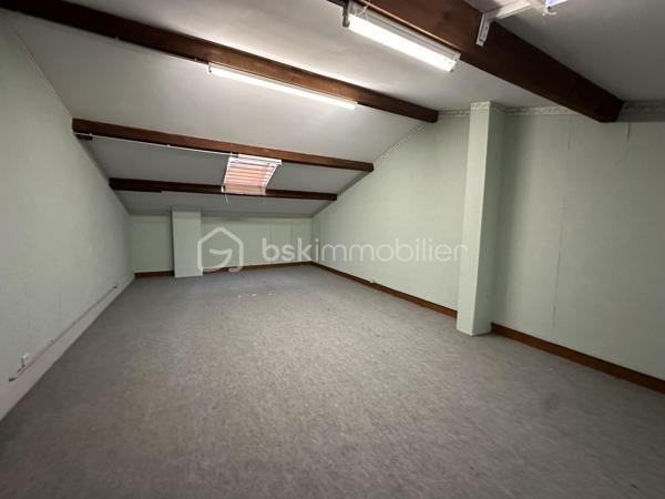 Anna MORRA vous propose en exclusivité, à deux pas du centre-ville de Cugnaux et de toutes les commodités, dans une impasse calme et recherchée, cette agréable maison familiale construite en 1970 offrant environ 159 m² habitables sur une parcelle clôturée et arborée de 512 m².

Cette maison peut aussi bien convenir à une petite famille souhaitant profiter principalement d’un confortable espace de plain-pied d’environ 103 m² qu’à une grande famille désireuse d’exploiter pleinement les volumes supplémentaires offerts par les combles.

Le rez-de-chaussée se compose d’une véranda exposée plein Sud, d’une cuisine séparée aménagée et équipée, ainsi que d’un salon/salle à manger chaleureux avec cheminée et climatisation donnant accès à la véranda. L’espace nuit propose trois chambres, dont une chambre climatisée de 16 m², ainsi qu’une salle d’eau, un WC indépendant et un espace buanderie donnant accès aux combles.

Les combles, réalisés sur hourdis béton et déjà partiellement aménagés, offrent un très beau potentiel supplémentaire. Ils se composent d’une grande pièce de plus de 35 m² avec deux velux, d’une seconde pièce d’environ 12 m² ainsi que d’un espace avec WC pouvant accueillir une future salle de bains.

Des travaux de rénovation et l’installation d’un système de chauffage seront à prévoir afin d’exploiter pleinement cet étage selon vos besoins et vos envies, que ce soit pour accueillir une grande famille, créer une suite parentale, un espace télétravail ou simplement bénéficier d’une surface supplémentaire.

À l’extérieur, vous profiterez d’un jardin entièrement clos et arboré avec puits et arrosage automatique, ainsi que d’un garage de 35 m² avec portail électrique.

Les prestations complémentaires telles que les fenêtres PVC double vitrage, les volets roulants électriques, la véranda double vitrage avec store électrique, la climatisation et le chauffage au gaz apportent un réel confort au quotidien.

Une maison aux beaux volumes et au fort potentiel, idéale pour une famille recherchant espace, calme et proximité immédiate des commodités.
A voir sans tarder