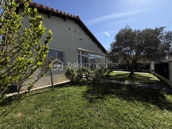 Anna MORRA vous propose en exclusivité, à deux pas du centre-ville de Cugnaux et de toutes les commodités, dans une impasse calme et recherchée, cette agréable maison familiale construite en 1970 offrant environ 159 m² habitables sur une parcelle clôturée et arborée de 512 m².

Cette maison peut aussi bien convenir à une petite famille souhaitant profiter principalement d’un confortable espace de plain-pied d’environ 103 m² qu’à une grande famille désireuse d’exploiter pleinement les volumes supplémentaires offerts par les combles.

Le rez-de-chaussée se compose d’une véranda exposée plein Sud, d’une cuisine séparée aménagée et équipée, ainsi que d’un salon/salle à manger chaleureux avec cheminée et climatisation donnant accès à la véranda. L’espace nuit propose trois chambres, dont une chambre climatisée de 16 m², ainsi qu’une salle d’eau, un WC indépendant et un espace buanderie donnant accès aux combles.

Les combles, réalisés sur hourdis béton et déjà partiellement aménagés, offrent un très beau potentiel supplémentaire. Ils se composent d’une grande pièce de plus de 35 m² avec deux velux, d’une seconde pièce d’environ 12 m² ainsi que d’un espace avec WC pouvant accueillir une future salle de bains.

Des travaux de rénovation et l’installation d’un système de chauffage seront à prévoir afin d’exploiter pleinement cet étage selon vos besoins et vos envies, que ce soit pour accueillir une grande famille, créer une suite parentale, un espace télétravail ou simplement bénéficier d’une surface supplémentaire.

À l’extérieur, vous profiterez d’un jardin entièrement clos et arboré avec puits et arrosage automatique, ainsi que d’un garage de 35 m² avec portail électrique.

Les prestations complémentaires telles que les fenêtres PVC double vitrage, les volets roulants électriques, la véranda double vitrage avec store électrique, la climatisation et le chauffage au gaz apportent un réel confort au quotidien.

Une maison aux beaux volumes et au fort potentiel, idéale pour une famille recherchant espace, calme et proximité immédiate des commodités.
A voir sans tarder