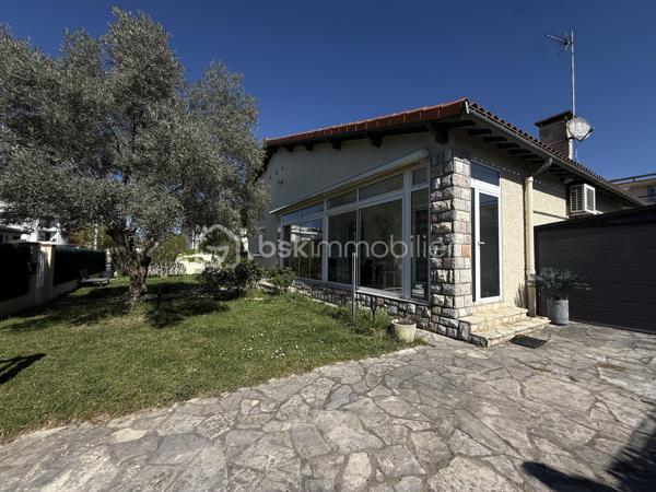 Anna MORRA vous propose en exclusivité, à deux pas du centre-ville de Cugnaux et de toutes les commodités, dans une impasse calme et recherchée, cette agréable maison familiale construite en 1970 offrant environ 159 m² habitables sur une parcelle clôturée et arborée de 512 m².

Cette maison peut aussi bien convenir à une petite famille souhaitant profiter principalement d’un confortable espace de plain-pied d’environ 103 m² qu’à une grande famille désireuse d’exploiter pleinement les volumes supplémentaires offerts par les combles.

Le rez-de-chaussée se compose d’une véranda exposée plein Sud, d’une cuisine séparée aménagée et équipée, ainsi que d’un salon/salle à manger chaleureux avec cheminée et climatisation donnant accès à la véranda. L’espace nuit propose trois chambres, dont une chambre climatisée de 16 m², ainsi qu’une salle d’eau, un WC indépendant et un espace buanderie donnant accès aux combles.

Les combles, réalisés sur hourdis béton et déjà partiellement aménagés, offrent un très beau potentiel supplémentaire. Ils se composent d’une grande pièce de plus de 35 m² avec deux velux, d’une seconde pièce d’environ 12 m² ainsi que d’un espace avec WC pouvant accueillir une future salle de bains.

Des travaux de rénovation et l’installation d’un système de chauffage seront à prévoir afin d’exploiter pleinement cet étage selon vos besoins et vos envies, que ce soit pour accueillir une grande famille, créer une suite parentale, un espace télétravail ou simplement bénéficier d’une surface supplémentaire.

À l’extérieur, vous profiterez d’un jardin entièrement clos et arboré avec puits et arrosage automatique, ainsi que d’un garage de 35 m² avec portail électrique.

Les prestations complémentaires telles que les fenêtres PVC double vitrage, les volets roulants électriques, la véranda double vitrage avec store électrique, la climatisation et le chauffage au gaz apportent un réel confort au quotidien.

Une maison aux beaux volumes et au fort potentiel, idéale pour une famille recherchant espace, calme et proximité immédiate des commodités.
A voir sans tarder