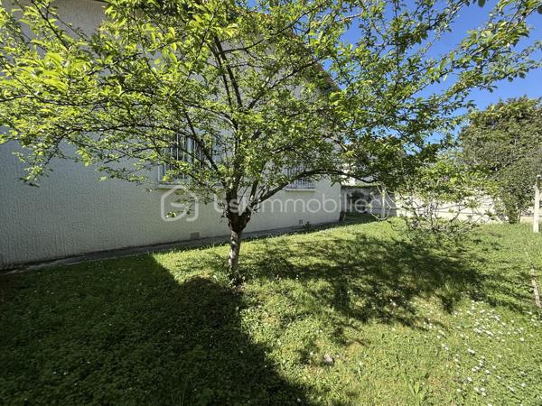 Anna MORRA vous propose en exclusivité, à deux pas du centre-ville de Cugnaux et de toutes les commodités, dans une impasse calme et recherchée, cette agréable maison familiale construite en 1970 offrant environ 159 m² habitables sur une parcelle clôturée et arborée de 512 m².

Cette maison peut aussi bien convenir à une petite famille souhaitant profiter principalement d’un confortable espace de plain-pied d’environ 103 m² qu’à une grande famille désireuse d’exploiter pleinement les volumes supplémentaires offerts par les combles.

Le rez-de-chaussée se compose d’une véranda exposée plein Sud, d’une cuisine séparée aménagée et équipée, ainsi que d’un salon/salle à manger chaleureux avec cheminée et climatisation donnant accès à la véranda. L’espace nuit propose trois chambres, dont une chambre climatisée de 16 m², ainsi qu’une salle d’eau, un WC indépendant et un espace buanderie donnant accès aux combles.

Les combles, réalisés sur hourdis béton et déjà partiellement aménagés, offrent un très beau potentiel supplémentaire. Ils se composent d’une grande pièce de plus de 35 m² avec deux velux, d’une seconde pièce d’environ 12 m² ainsi que d’un espace avec WC pouvant accueillir une future salle de bains.

Des travaux de rénovation et l’installation d’un système de chauffage seront à prévoir afin d’exploiter pleinement cet étage selon vos besoins et vos envies, que ce soit pour accueillir une grande famille, créer une suite parentale, un espace télétravail ou simplement bénéficier d’une surface supplémentaire.

À l’extérieur, vous profiterez d’un jardin entièrement clos et arboré avec puits et arrosage automatique, ainsi que d’un garage de 35 m² avec portail électrique.

Les prestations complémentaires telles que les fenêtres PVC double vitrage, les volets roulants électriques, la véranda double vitrage avec store électrique, la climatisation et le chauffage au gaz apportent un réel confort au quotidien.

Une maison aux beaux volumes et au fort potentiel, idéale pour une famille recherchant espace, calme et proximité immédiate des commodités.
A voir sans tarder