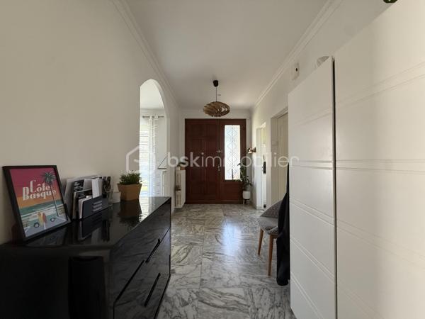 Anna MORRA vous propose en exclusivité, à deux pas du centre-ville de Cugnaux et de toutes les commodités, dans une impasse calme et recherchée, cette agréable maison familiale construite en 1970 offrant environ 159 m² habitables sur une parcelle clôturée et arborée de 512 m².

Cette maison peut aussi bien convenir à une petite famille souhaitant profiter principalement d’un confortable espace de plain-pied d’environ 103 m² qu’à une grande famille désireuse d’exploiter pleinement les volumes supplémentaires offerts par les combles.

Le rez-de-chaussée se compose d’une véranda exposée plein Sud, d’une cuisine séparée aménagée et équipée, ainsi que d’un salon/salle à manger chaleureux avec cheminée et climatisation donnant accès à la véranda. L’espace nuit propose trois chambres, dont une chambre climatisée de 16 m², ainsi qu’une salle d’eau, un WC indépendant et un espace buanderie donnant accès aux combles.

Les combles, réalisés sur hourdis béton et déjà partiellement aménagés, offrent un très beau potentiel supplémentaire. Ils se composent d’une grande pièce de plus de 35 m² avec deux velux, d’une seconde pièce d’environ 12 m² ainsi que d’un espace avec WC pouvant accueillir une future salle de bains.

Des travaux de rénovation et l’installation d’un système de chauffage seront à prévoir afin d’exploiter pleinement cet étage selon vos besoins et vos envies, que ce soit pour accueillir une grande famille, créer une suite parentale, un espace télétravail ou simplement bénéficier d’une surface supplémentaire.

À l’extérieur, vous profiterez d’un jardin entièrement clos et arboré avec puits et arrosage automatique, ainsi que d’un garage de 35 m² avec portail électrique.

Les prestations complémentaires telles que les fenêtres PVC double vitrage, les volets roulants électriques, la véranda double vitrage avec store électrique, la climatisation et le chauffage au gaz apportent un réel confort au quotidien.

Une maison aux beaux volumes et au fort potentiel, idéale pour une famille recherchant espace, calme et proximité immédiate des commodités.
A voir sans tarder