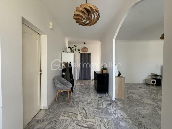 Anna MORRA vous propose en exclusivité, à deux pas du centre-ville de Cugnaux et de toutes les commodités, dans une impasse calme et recherchée, cette agréable maison familiale construite en 1970 offrant environ 159 m² habitables sur une parcelle clôturée et arborée de 512 m².

Cette maison peut aussi bien convenir à une petite famille souhaitant profiter principalement d’un confortable espace de plain-pied d’environ 103 m² qu’à une grande famille désireuse d’exploiter pleinement les volumes supplémentaires offerts par les combles.

Le rez-de-chaussée se compose d’une véranda exposée plein Sud, d’une cuisine séparée aménagée et équipée, ainsi que d’un salon/salle à manger chaleureux avec cheminée et climatisation donnant accès à la véranda. L’espace nuit propose trois chambres, dont une chambre climatisée de 16 m², ainsi qu’une salle d’eau, un WC indépendant et un espace buanderie donnant accès aux combles.

Les combles, réalisés sur hourdis béton et déjà partiellement aménagés, offrent un très beau potentiel supplémentaire. Ils se composent d’une grande pièce de plus de 35 m² avec deux velux, d’une seconde pièce d’environ 12 m² ainsi que d’un espace avec WC pouvant accueillir une future salle de bains.

Des travaux de rénovation et l’installation d’un système de chauffage seront à prévoir afin d’exploiter pleinement cet étage selon vos besoins et vos envies, que ce soit pour accueillir une grande famille, créer une suite parentale, un espace télétravail ou simplement bénéficier d’une surface supplémentaire.

À l’extérieur, vous profiterez d’un jardin entièrement clos et arboré avec puits et arrosage automatique, ainsi que d’un garage de 35 m² avec portail électrique.

Les prestations complémentaires telles que les fenêtres PVC double vitrage, les volets roulants électriques, la véranda double vitrage avec store électrique, la climatisation et le chauffage au gaz apportent un réel confort au quotidien.

Une maison aux beaux volumes et au fort potentiel, idéale pour une famille recherchant espace, calme et proximité immédiate des commodités.
A voir sans tarder
