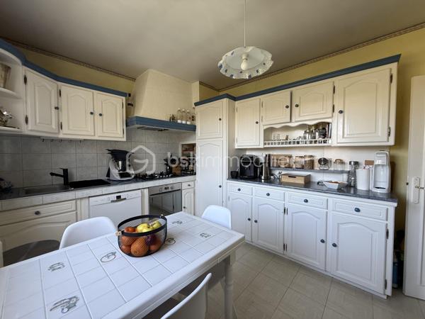 Anna MORRA vous propose en exclusivité, à deux pas du centre-ville de Cugnaux et de toutes les commodités, dans une impasse calme et recherchée, cette agréable maison familiale construite en 1970 offrant environ 159 m² habitables sur une parcelle clôturée et arborée de 512 m².

Cette maison peut aussi bien convenir à une petite famille souhaitant profiter principalement d’un confortable espace de plain-pied d’environ 103 m² qu’à une grande famille désireuse d’exploiter pleinement les volumes supplémentaires offerts par les combles.

Le rez-de-chaussée se compose d’une véranda exposée plein Sud, d’une cuisine séparée aménagée et équipée, ainsi que d’un salon/salle à manger chaleureux avec cheminée et climatisation donnant accès à la véranda. L’espace nuit propose trois chambres, dont une chambre climatisée de 16 m², ainsi qu’une salle d’eau, un WC indépendant et un espace buanderie donnant accès aux combles.

Les combles, réalisés sur hourdis béton et déjà partiellement aménagés, offrent un très beau potentiel supplémentaire. Ils se composent d’une grande pièce de plus de 35 m² avec deux velux, d’une seconde pièce d’environ 12 m² ainsi que d’un espace avec WC pouvant accueillir une future salle de bains.

Des travaux de rénovation et l’installation d’un système de chauffage seront à prévoir afin d’exploiter pleinement cet étage selon vos besoins et vos envies, que ce soit pour accueillir une grande famille, créer une suite parentale, un espace télétravail ou simplement bénéficier d’une surface supplémentaire.

À l’extérieur, vous profiterez d’un jardin entièrement clos et arboré avec puits et arrosage automatique, ainsi que d’un garage de 35 m² avec portail électrique.

Les prestations complémentaires telles que les fenêtres PVC double vitrage, les volets roulants électriques, la véranda double vitrage avec store électrique, la climatisation et le chauffage au gaz apportent un réel confort au quotidien.

Une maison aux beaux volumes et au fort potentiel, idéale pour une famille recherchant espace, calme et proximité immédiate des commodités.
A voir sans tarder