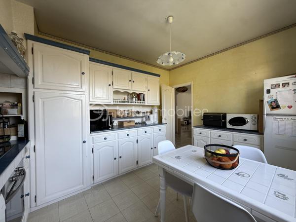 Anna MORRA vous propose en exclusivité, à deux pas du centre-ville de Cugnaux et de toutes les commodités, dans une impasse calme et recherchée, cette agréable maison familiale construite en 1970 offrant environ 159 m² habitables sur une parcelle clôturée et arborée de 512 m².

Cette maison peut aussi bien convenir à une petite famille souhaitant profiter principalement d’un confortable espace de plain-pied d’environ 103 m² qu’à une grande famille désireuse d’exploiter pleinement les volumes supplémentaires offerts par les combles.

Le rez-de-chaussée se compose d’une véranda exposée plein Sud, d’une cuisine séparée aménagée et équipée, ainsi que d’un salon/salle à manger chaleureux avec cheminée et climatisation donnant accès à la véranda. L’espace nuit propose trois chambres, dont une chambre climatisée de 16 m², ainsi qu’une salle d’eau, un WC indépendant et un espace buanderie donnant accès aux combles.

Les combles, réalisés sur hourdis béton et déjà partiellement aménagés, offrent un très beau potentiel supplémentaire. Ils se composent d’une grande pièce de plus de 35 m² avec deux velux, d’une seconde pièce d’environ 12 m² ainsi que d’un espace avec WC pouvant accueillir une future salle de bains.

Des travaux de rénovation et l’installation d’un système de chauffage seront à prévoir afin d’exploiter pleinement cet étage selon vos besoins et vos envies, que ce soit pour accueillir une grande famille, créer une suite parentale, un espace télétravail ou simplement bénéficier d’une surface supplémentaire.

À l’extérieur, vous profiterez d’un jardin entièrement clos et arboré avec puits et arrosage automatique, ainsi que d’un garage de 35 m² avec portail électrique.

Les prestations complémentaires telles que les fenêtres PVC double vitrage, les volets roulants électriques, la véranda double vitrage avec store électrique, la climatisation et le chauffage au gaz apportent un réel confort au quotidien.

Une maison aux beaux volumes et au fort potentiel, idéale pour une famille recherchant espace, calme et proximité immédiate des commodités.
A voir sans tarder