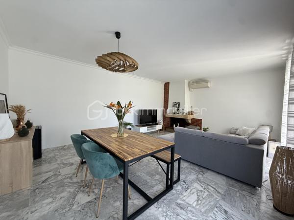Anna MORRA vous propose en exclusivité, à deux pas du centre-ville de Cugnaux et de toutes les commodités, dans une impasse calme et recherchée, cette agréable maison familiale construite en 1970 offrant environ 159 m² habitables sur une parcelle clôturée et arborée de 512 m².

Cette maison peut aussi bien convenir à une petite famille souhaitant profiter principalement d’un confortable espace de plain-pied d’environ 103 m² qu’à une grande famille désireuse d’exploiter pleinement les volumes supplémentaires offerts par les combles.

Le rez-de-chaussée se compose d’une véranda exposée plein Sud, d’une cuisine séparée aménagée et équipée, ainsi que d’un salon/salle à manger chaleureux avec cheminée et climatisation donnant accès à la véranda. L’espace nuit propose trois chambres, dont une chambre climatisée de 16 m², ainsi qu’une salle d’eau, un WC indépendant et un espace buanderie donnant accès aux combles.

Les combles, réalisés sur hourdis béton et déjà partiellement aménagés, offrent un très beau potentiel supplémentaire. Ils se composent d’une grande pièce de plus de 35 m² avec deux velux, d’une seconde pièce d’environ 12 m² ainsi que d’un espace avec WC pouvant accueillir une future salle de bains.

Des travaux de rénovation et l’installation d’un système de chauffage seront à prévoir afin d’exploiter pleinement cet étage selon vos besoins et vos envies, que ce soit pour accueillir une grande famille, créer une suite parentale, un espace télétravail ou simplement bénéficier d’une surface supplémentaire.

À l’extérieur, vous profiterez d’un jardin entièrement clos et arboré avec puits et arrosage automatique, ainsi que d’un garage de 35 m² avec portail électrique.

Les prestations complémentaires telles que les fenêtres PVC double vitrage, les volets roulants électriques, la véranda double vitrage avec store électrique, la climatisation et le chauffage au gaz apportent un réel confort au quotidien.

Une maison aux beaux volumes et au fort potentiel, idéale pour une famille recherchant espace, calme et proximité immédiate des commodités.
A voir sans tarder