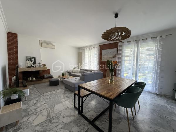 Anna MORRA vous propose en exclusivité, à deux pas du centre-ville de Cugnaux et de toutes les commodités, dans une impasse calme et recherchée, cette agréable maison familiale construite en 1970 offrant environ 159 m² habitables sur une parcelle clôturée et arborée de 512 m².

Cette maison peut aussi bien convenir à une petite famille souhaitant profiter principalement d’un confortable espace de plain-pied d’environ 103 m² qu’à une grande famille désireuse d’exploiter pleinement les volumes supplémentaires offerts par les combles.

Le rez-de-chaussée se compose d’une véranda exposée plein Sud, d’une cuisine séparée aménagée et équipée, ainsi que d’un salon/salle à manger chaleureux avec cheminée et climatisation donnant accès à la véranda. L’espace nuit propose trois chambres, dont une chambre climatisée de 16 m², ainsi qu’une salle d’eau, un WC indépendant et un espace buanderie donnant accès aux combles.

Les combles, réalisés sur hourdis béton et déjà partiellement aménagés, offrent un très beau potentiel supplémentaire. Ils se composent d’une grande pièce de plus de 35 m² avec deux velux, d’une seconde pièce d’environ 12 m² ainsi que d’un espace avec WC pouvant accueillir une future salle de bains.

Des travaux de rénovation et l’installation d’un système de chauffage seront à prévoir afin d’exploiter pleinement cet étage selon vos besoins et vos envies, que ce soit pour accueillir une grande famille, créer une suite parentale, un espace télétravail ou simplement bénéficier d’une surface supplémentaire.

À l’extérieur, vous profiterez d’un jardin entièrement clos et arboré avec puits et arrosage automatique, ainsi que d’un garage de 35 m² avec portail électrique.

Les prestations complémentaires telles que les fenêtres PVC double vitrage, les volets roulants électriques, la véranda double vitrage avec store électrique, la climatisation et le chauffage au gaz apportent un réel confort au quotidien.

Une maison aux beaux volumes et au fort potentiel, idéale pour une famille recherchant espace, calme et proximité immédiate des commodités.
A voir sans tarder