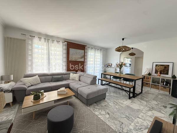 Anna MORRA vous propose en exclusivité, à deux pas du centre-ville de Cugnaux et de toutes les commodités, dans une impasse calme et recherchée, cette agréable maison familiale construite en 1970 offrant environ 159 m² habitables sur une parcelle clôturée et arborée de 512 m².

Cette maison peut aussi bien convenir à une petite famille souhaitant profiter principalement d’un confortable espace de plain-pied d’environ 103 m² qu’à une grande famille désireuse d’exploiter pleinement les volumes supplémentaires offerts par les combles.

Le rez-de-chaussée se compose d’une véranda exposée plein Sud, d’une cuisine séparée aménagée et équipée, ainsi que d’un salon/salle à manger chaleureux avec cheminée et climatisation donnant accès à la véranda. L’espace nuit propose trois chambres, dont une chambre climatisée de 16 m², ainsi qu’une salle d’eau, un WC indépendant et un espace buanderie donnant accès aux combles.

Les combles, réalisés sur hourdis béton et déjà partiellement aménagés, offrent un très beau potentiel supplémentaire. Ils se composent d’une grande pièce de plus de 35 m² avec deux velux, d’une seconde pièce d’environ 12 m² ainsi que d’un espace avec WC pouvant accueillir une future salle de bains.

Des travaux de rénovation et l’installation d’un système de chauffage seront à prévoir afin d’exploiter pleinement cet étage selon vos besoins et vos envies, que ce soit pour accueillir une grande famille, créer une suite parentale, un espace télétravail ou simplement bénéficier d’une surface supplémentaire.

À l’extérieur, vous profiterez d’un jardin entièrement clos et arboré avec puits et arrosage automatique, ainsi que d’un garage de 35 m² avec portail électrique.

Les prestations complémentaires telles que les fenêtres PVC double vitrage, les volets roulants électriques, la véranda double vitrage avec store électrique, la climatisation et le chauffage au gaz apportent un réel confort au quotidien.

Une maison aux beaux volumes et au fort potentiel, idéale pour une famille recherchant espace, calme et proximité immédiate des commodités.
A voir sans tarder