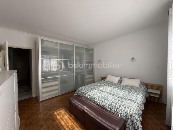 Anna MORRA vous propose en exclusivité, à deux pas du centre-ville de Cugnaux et de toutes les commodités, dans une impasse calme et recherchée, cette agréable maison familiale construite en 1970 offrant environ 159 m² habitables sur une parcelle clôturée et arborée de 512 m².

Cette maison peut aussi bien convenir à une petite famille souhaitant profiter principalement d’un confortable espace de plain-pied d’environ 103 m² qu’à une grande famille désireuse d’exploiter pleinement les volumes supplémentaires offerts par les combles.

Le rez-de-chaussée se compose d’une véranda exposée plein Sud, d’une cuisine séparée aménagée et équipée, ainsi que d’un salon/salle à manger chaleureux avec cheminée et climatisation donnant accès à la véranda. L’espace nuit propose trois chambres, dont une chambre climatisée de 16 m², ainsi qu’une salle d’eau, un WC indépendant et un espace buanderie donnant accès aux combles.

Les combles, réalisés sur hourdis béton et déjà partiellement aménagés, offrent un très beau potentiel supplémentaire. Ils se composent d’une grande pièce de plus de 35 m² avec deux velux, d’une seconde pièce d’environ 12 m² ainsi que d’un espace avec WC pouvant accueillir une future salle de bains.

Des travaux de rénovation et l’installation d’un système de chauffage seront à prévoir afin d’exploiter pleinement cet étage selon vos besoins et vos envies, que ce soit pour accueillir une grande famille, créer une suite parentale, un espace télétravail ou simplement bénéficier d’une surface supplémentaire.

À l’extérieur, vous profiterez d’un jardin entièrement clos et arboré avec puits et arrosage automatique, ainsi que d’un garage de 35 m² avec portail électrique.

Les prestations complémentaires telles que les fenêtres PVC double vitrage, les volets roulants électriques, la véranda double vitrage avec store électrique, la climatisation et le chauffage au gaz apportent un réel confort au quotidien.

Une maison aux beaux volumes et au fort potentiel, idéale pour une famille recherchant espace, calme et proximité immédiate des commodités.
A voir sans tarder