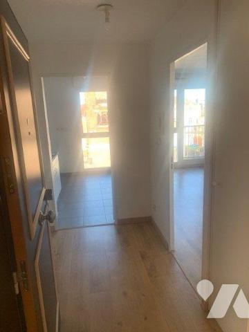 Centre ville ANZIN, Résidence les Terrasses Valmont, appartement type II offrant:
 Entrée avec...