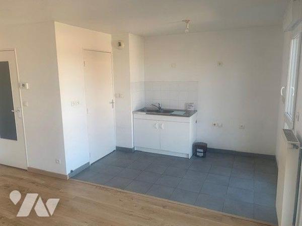 Centre ville ANZIN, Résidence les Terrasses Valmont, appartement type II offrant:
 Entrée avec...