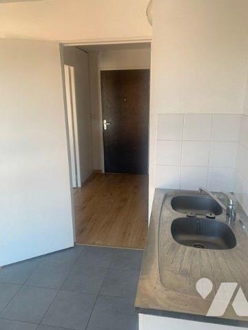 Centre ville ANZIN, Résidence les Terrasses Valmont, appartement type II offrant:
 Entrée avec...