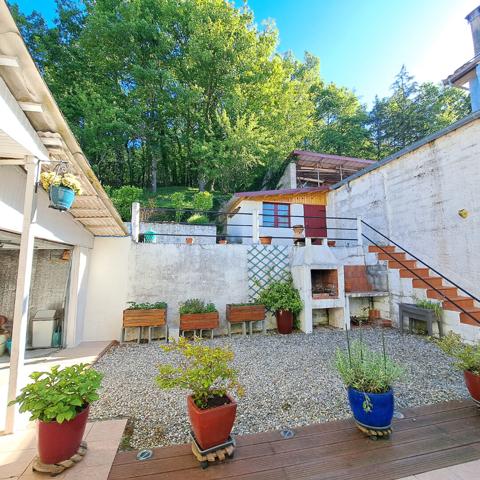 A VENDRE MAISON ENTIEREMENT RENOVEE / CHAMBRE EN REZ-DE-CHAUSSEE / JARDIN / GARAGE / 4 CHAMBRES
