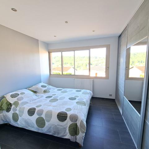 A VENDRE MAISON ENTIEREMENT RENOVEE / CHAMBRE EN REZ-DE-CHAUSSEE / JARDIN / GARAGE / 4 CHAMBRES