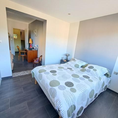 A VENDRE MAISON ENTIEREMENT RENOVEE / CHAMBRE EN REZ-DE-CHAUSSEE / JARDIN / GARAGE / 4 CHAMBRES
