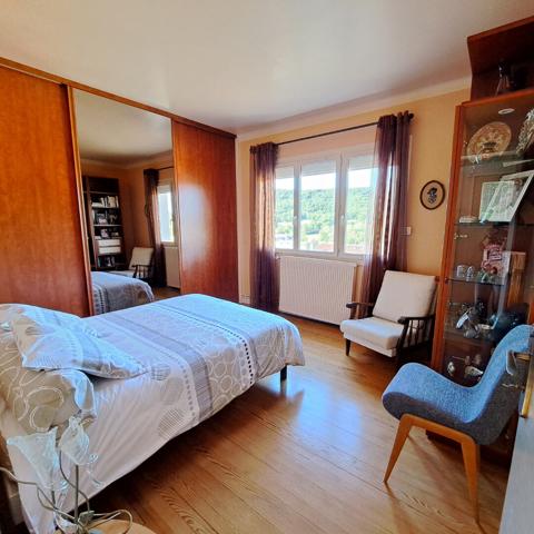 A VENDRE MAISON ENTIEREMENT RENOVEE / CHAMBRE EN REZ-DE-CHAUSSEE / JARDIN / GARAGE / 4 CHAMBRES