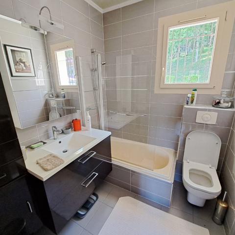 A VENDRE MAISON ENTIEREMENT RENOVEE / CHAMBRE EN REZ-DE-CHAUSSEE / JARDIN / GARAGE / 4 CHAMBRES