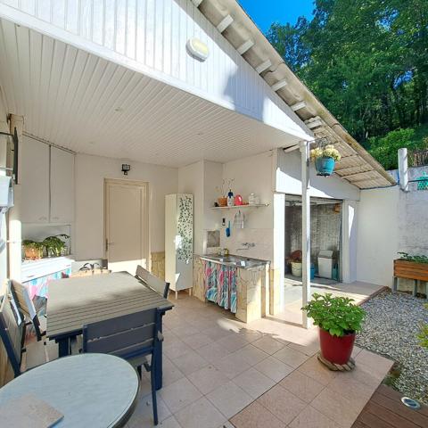 A VENDRE MAISON ENTIEREMENT RENOVEE / CHAMBRE EN REZ-DE-CHAUSSEE / JARDIN / GARAGE / 4 CHAMBRES