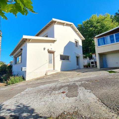 A VENDRE MAISON ENTIEREMENT RENOVEE / CHAMBRE EN REZ-DE-CHAUSSEE / JARDIN / GARAGE / 4 CHAMBRES