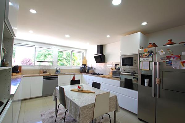 Maison de ville entièrement rénovée avec jardin et prestations de qualité