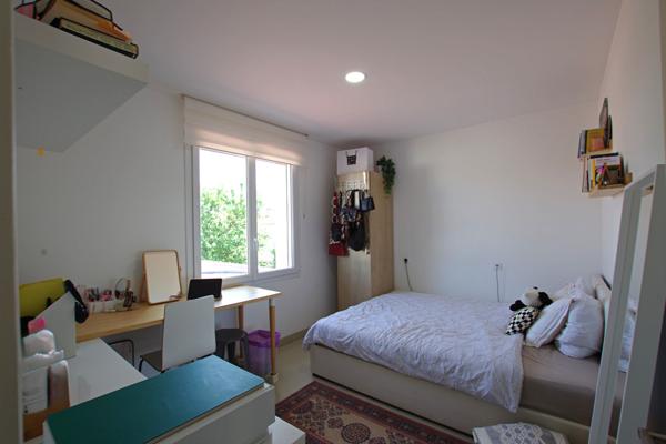 Maison de ville entièrement rénovée avec jardin et prestations de qualité