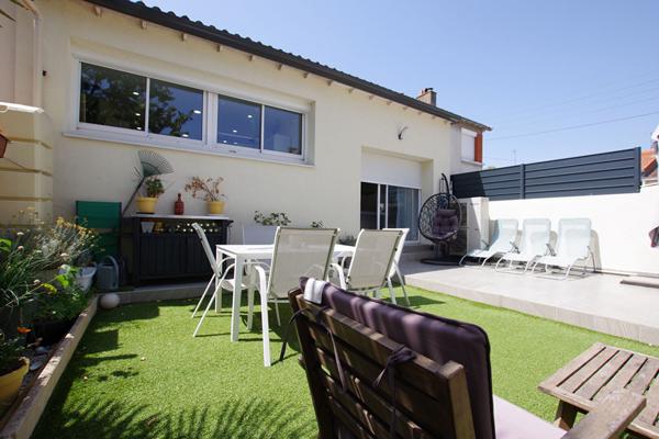 Maison de ville entièrement rénovée avec jardin et prestations de qualité