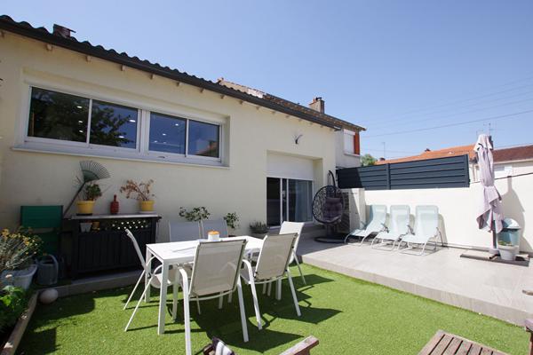 Maison de ville entièrement rénovée avec jardin et prestations de qualité