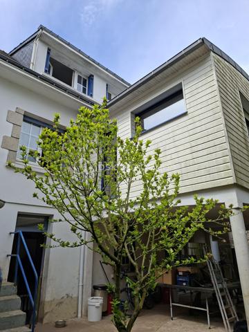 🏡✨ Maison familiale en hypercentre de Plouay ✨🏡
📍 Idéalement située en plein cœur de Plouay, cette belle maison de 152 m² vous séduira par ses volumes et son fort potentiel !

🔎 Description :
🔹 Rez-de-chaussée :
🚪 Entrée 
📦 Petite pièce de rangement
🍳 Cuisine d’été
🚗 Garage avec accès au jardin

🔹 1er niveau :
🛋️ Grande pièce de vie lumineuse ouverte sur la cuisine
🛏️ Une pièce pouvant être aménagée en chambre
🛌 Une chambre
🛁 Salle de bain

🔹 2ème niveau :
🛏️ 3 chambres 
🚿 Salle d’eau

🏠 Les + qui font la différence :
✨ Deux dépendances complètent ce bien
🏡 Dont une avec accès facilité pouvant être transformée en logement indépendant de plus de 50 m² au sol
🔑 Idéal pour location, activité professionnelle ou projet familial
💡 Atouts supplémentaires :
✔️ Emplacement hypercentre
✔️ Fort potentiel d’évolution
✔️ Parfait pour famille ou investissement