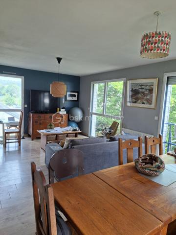 🏡✨ Maison familiale en hypercentre de Plouay ✨🏡
📍 Idéalement située en plein cœur de Plouay, cette belle maison de 152 m² vous séduira par ses volumes et son fort potentiel !

🔎 Description :
🔹 Rez-de-chaussée :
🚪 Entrée 
📦 Petite pièce de rangement
🍳 Cuisine d’été
🚗 Garage avec accès au jardin

🔹 1er niveau :
🛋️ Grande pièce de vie lumineuse ouverte sur la cuisine
🛏️ Une pièce pouvant être aménagée en chambre
🛌 Une chambre
🛁 Salle de bain

🔹 2ème niveau :
🛏️ 3 chambres 
🚿 Salle d’eau

🏠 Les + qui font la différence :
✨ Deux dépendances complètent ce bien
🏡 Dont une avec accès facilité pouvant être transformée en logement indépendant de plus de 50 m² au sol
🔑 Idéal pour location, activité professionnelle ou projet familial
💡 Atouts supplémentaires :
✔️ Emplacement hypercentre
✔️ Fort potentiel d’évolution
✔️ Parfait pour famille ou investissement